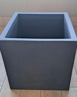 VASO CUBO ANTRACITE IN RESINA 45X45X45 CM