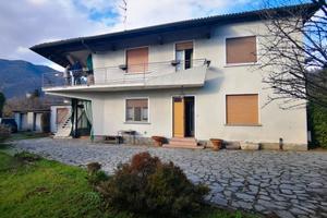 Villa con 2 unità abitative, box doppio e terreno