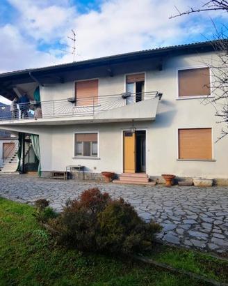 Villa con 2 unità abitative, box doppio e terreno