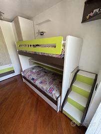 Letto a castello scorrevole con corridoio.
