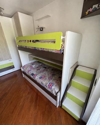 Letto a castello scorrevole con corridoio.