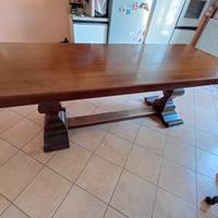 Tavolo in legno massiccio