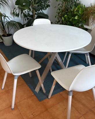 Tavolo IKEA MARIEDAMM con sedie