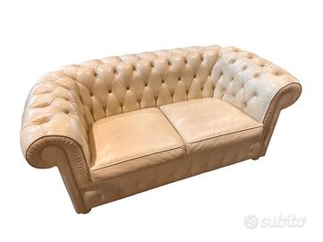 Divano 2 posti in pelle color crema stile Chester