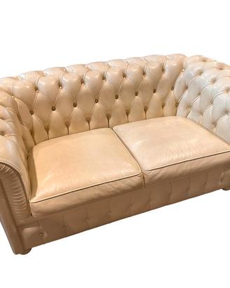 Divano 2 posti in pelle color crema stile Chester