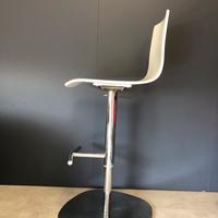 Sgabello bianco altezza regolabile, con schienale
