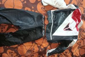 pantaloni e giacca Dainese combinabili.