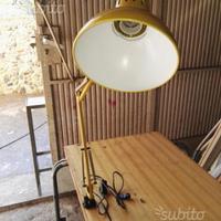 Lampada orientabile da tavolo