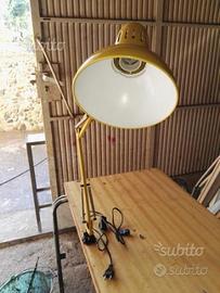 Lampada orientabile da tavolo