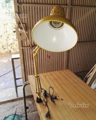 Lampada orientabile da tavolo