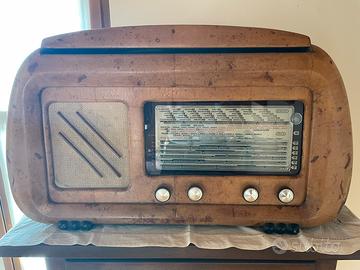 Radio d’epoca in legno