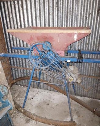 Pigiatrice, desrapatrice, pigiadiraspatrice uva