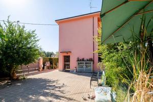 Casa indipendente di 254 m² con più di 5 locali e 