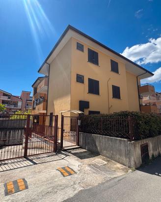 Appartamento con box auto e ampi balconi