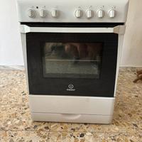 Cucina a Gas a quattro Fornelli marca Indesit