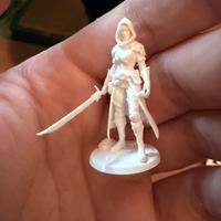 Statuetta DnD spadaccina umana