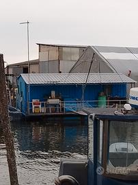 Chiatta galleggiante con bilancia da pesca