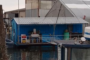 Chiatta galleggiante con bilancia da pesca