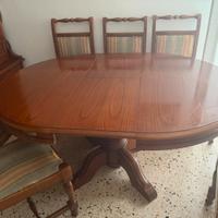 Tavolo di legno con sedie di legno