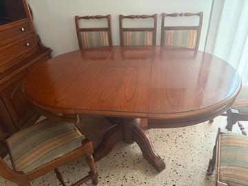 Tavolo di legno con sedie di legno