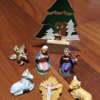piccolo presepe statuette e albero di Natale 