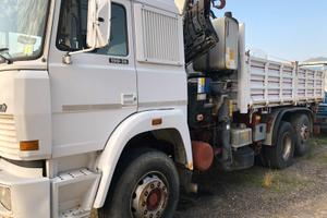 Iveco 190.36 con gru