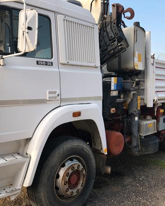 Iveco 190.36 con gru