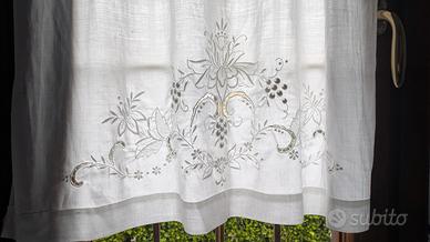 Tenda in lino finemente ricamata a mano.