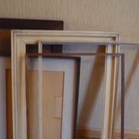 Grandi cornici in legno.