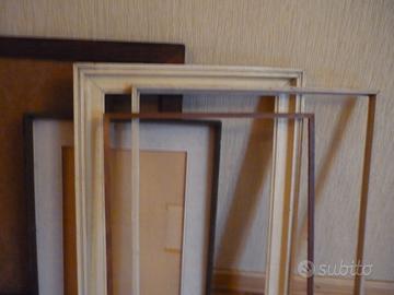 Grandi cornici in legno.