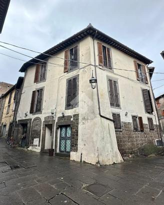 2 LOCALI A VITERBO