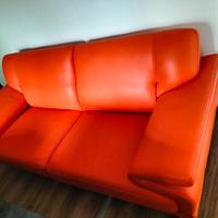 divano Marinelli in pelle arancione 