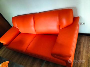 divano Marinelli in pelle arancione 