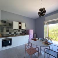 Trilocale nel verde con vista mare