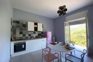 Trilocale nel verde con vista mare