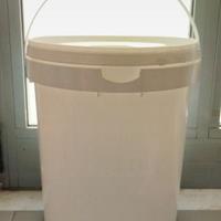 Contenitore bianco con coperchio e manico