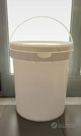 Contenitore bianco con coperchio e manico