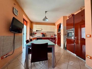 Villa a schiera con terrazzo e giardino