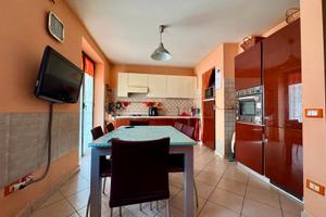 Villa a schiera con terrazzo e giardino