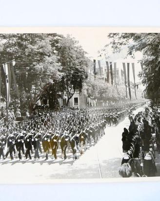 Foto del Duce nella Piazza Risorgimento