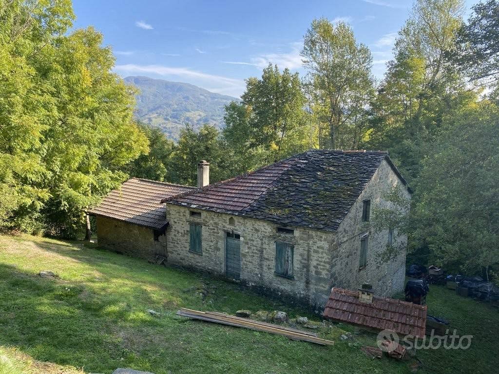 Rustico / Casale di 250 m² con più di 5 locali a V - Altro