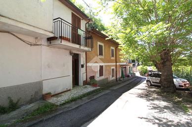 2 LOCALI A SCANDRIGLIA