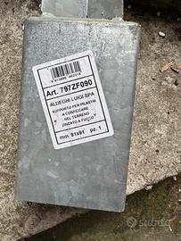 Supporto zincato per palo quadrato a terra