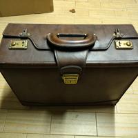 Valigetta portadocumenti vintage in pelle marrone.