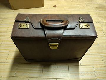 Valigetta portadocumenti vintage in pelle marrone.