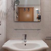 Mobile con lavello e specchio per bagno