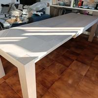 Tavolo allungabile senza gambe centrali