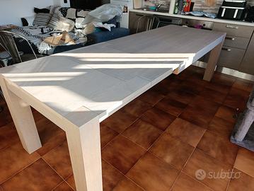 Tavolo allungabile senza gambe centrali