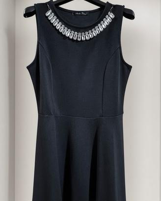 Abito smanicato nero con strass