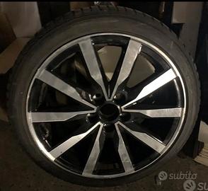 Treno di gomme invernali con cerchi in lega